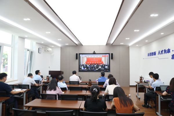 中心組學(xué)習1.jpg 中心組學(xué)習1.jpg